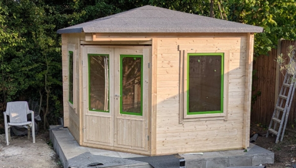 Tuin Emma Corner Log Cabin and Base